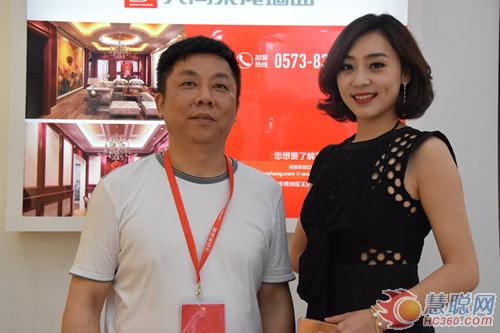 東方衛(wèi)視主持人張宏霞女士與典尚總經(jīng)理沈林祥合影