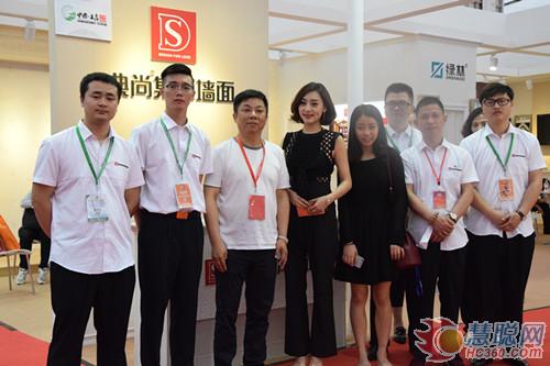 東方衛(wèi)視主持人張宏霞女士與典尚全體工作人員合影