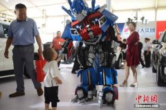 “變形金剛”鋼管舞助陣呼和浩特國(guó)際汽車展