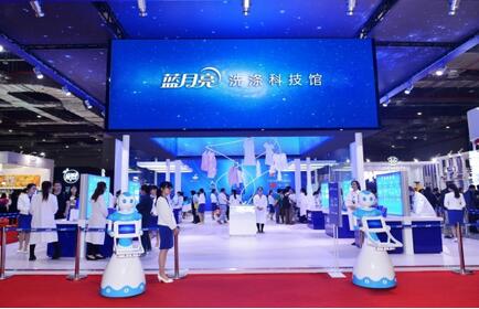 美博會(huì)創(chuàng)辦人、中華全國(guó)工商聯(lián)合會(huì)美容化妝品業(yè)商會(huì)會(huì)長(zhǎng)馬婭女士參觀藍(lán)月亮洗滌科技館后接受媒體采訪，盛贊藍(lán)月亮卓越的創(chuàng)新精神和高度的社會(huì)責(zé)任感。