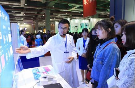 美博會(huì)創(chuàng)辦人、中華全國(guó)工商聯(lián)合會(huì)美容化妝品業(yè)商會(huì)會(huì)長(zhǎng)馬婭女士參觀藍(lán)月亮洗滌科技館后接受了媒體采訪。馬婭表示，在眾多洗滌品牌中，藍(lán)月亮是最專業(yè)的，藍(lán)月亮具有卓越的創(chuàng)新精神和高度的社會(huì)責(zé)任感，代表了本屆美博會(huì)創(chuàng)新和創(chuàng)業(yè)的意義。