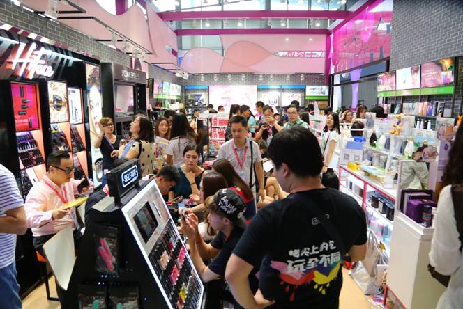 第45屆中國(廣州)國際美博會超80萬人次觀展(圖4) 第45屆中國(廣州)國際美博會超80萬人次觀展(圖4)