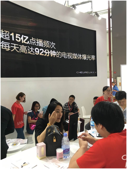 佳瀾網紅霜閃耀亮相美博會引爆全場(圖4)